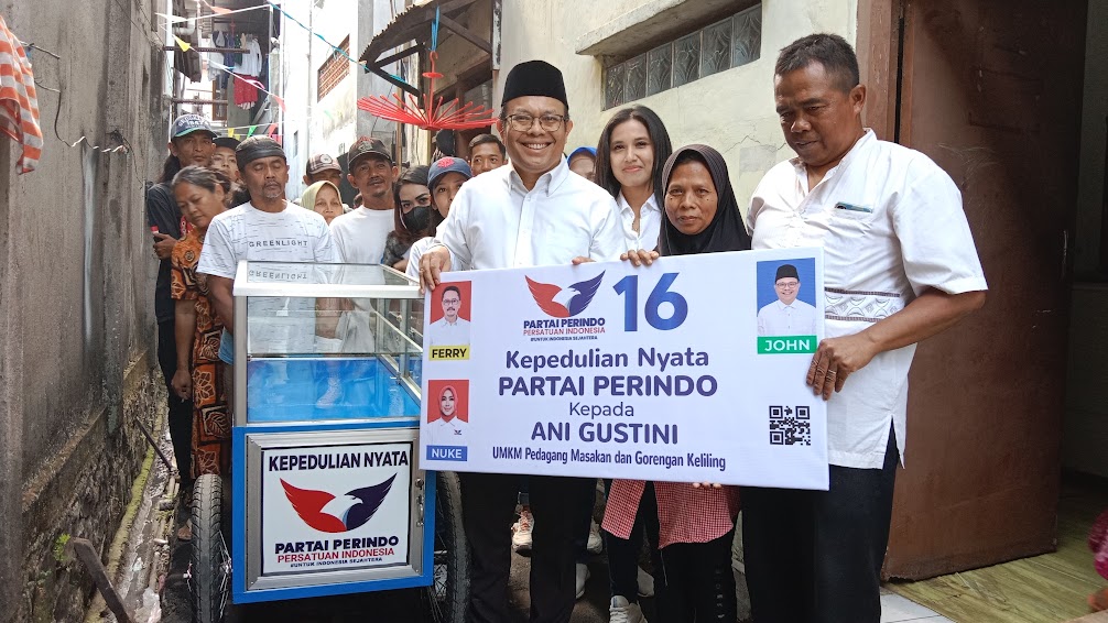 Bacaleg Partai Perindo Berikan Gerobak ke Pedagang Makanan Keliling di Bandung