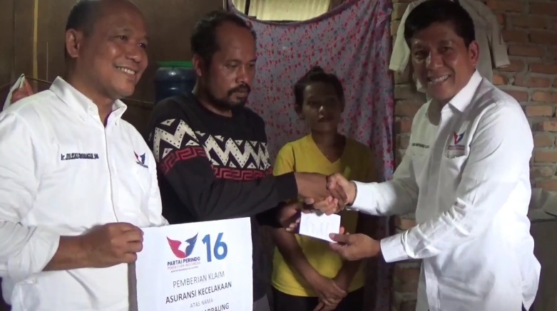 Bacaleg Partai Perindo Serahkan Klaim KTA Asuransi ke Warga Medan