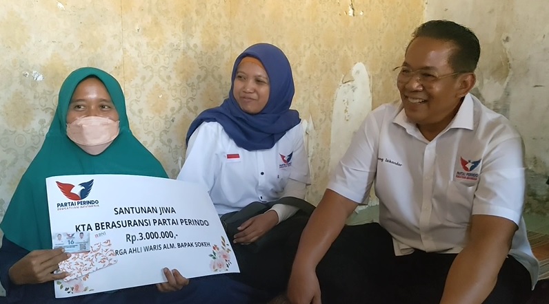 Bacaleg Partai Perindo Berikan Santunan KTA Berasuransi Senilai Jutaan Rupiah ke Warga Sidoarjo