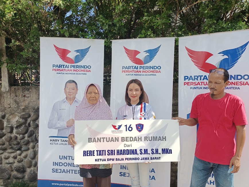 Bacaleg Partai Perindo Rere Tati Bedah Atap Rumah Warga Depok Jaya
