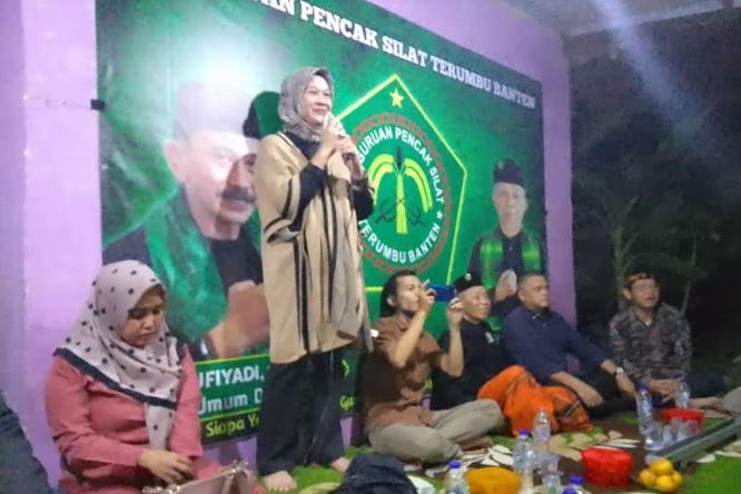 Bacaleg Partai Perindo Rini Soraya Bagikan KTA Berasuransi untuk Warga Serang