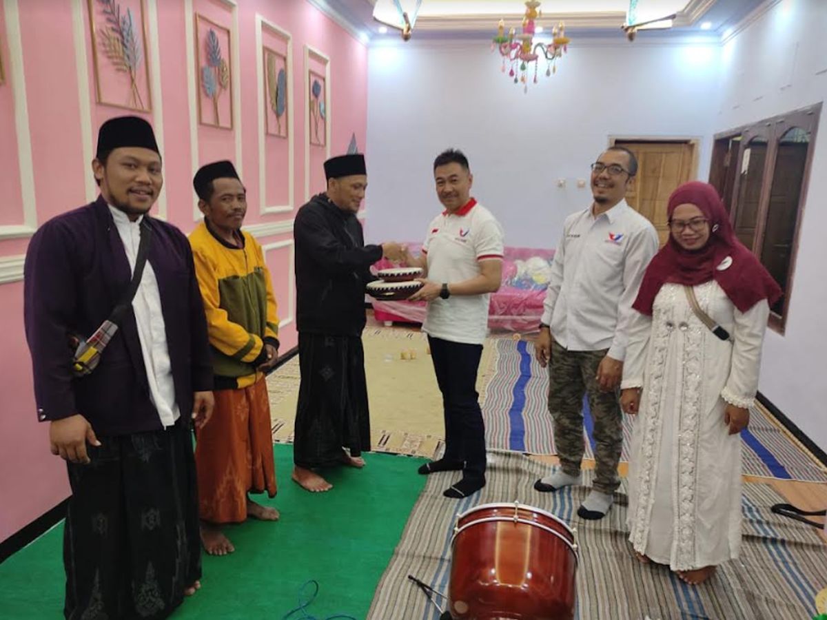 Bacaleg Perindo Serahkan Rebana ke Kelompok Sholawat di Kalipare Malang