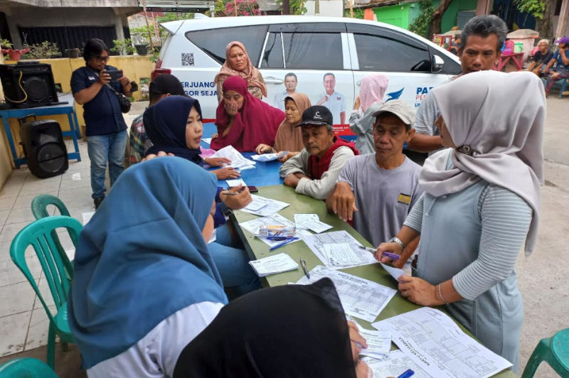 Bacaleg Partai Perindo Sumarwan Sastra Bagikan KTA Berasuransi di Bogor
