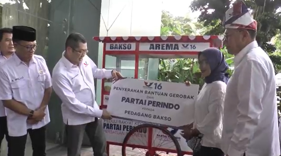 Bagikan Gerobak ke Pedagang Bakso di Batam, Bukti Konkret Partai Perindo Peduli UMKM