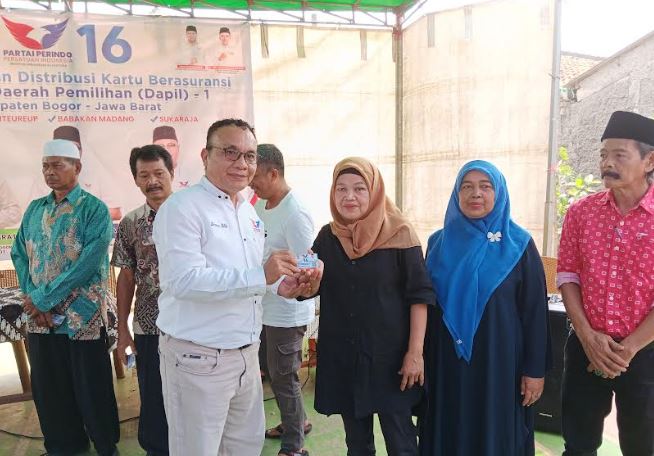 Bagikan KTA Berasuransi, Bacaleg Perindo Dapil 1 Bogor: Semoga Bermanfaat