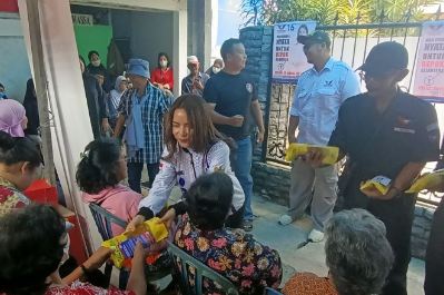 Bagikan Minyak Goreng Gratis, Bacaleg Partai Perindo Depok Diminta Warga Terus Blusukan