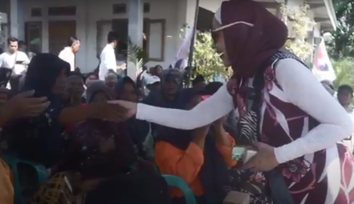 Bantu Masyarakat, Bacaleg Partai Perindo Venna Melinda Bagikan Sembako di Blitar