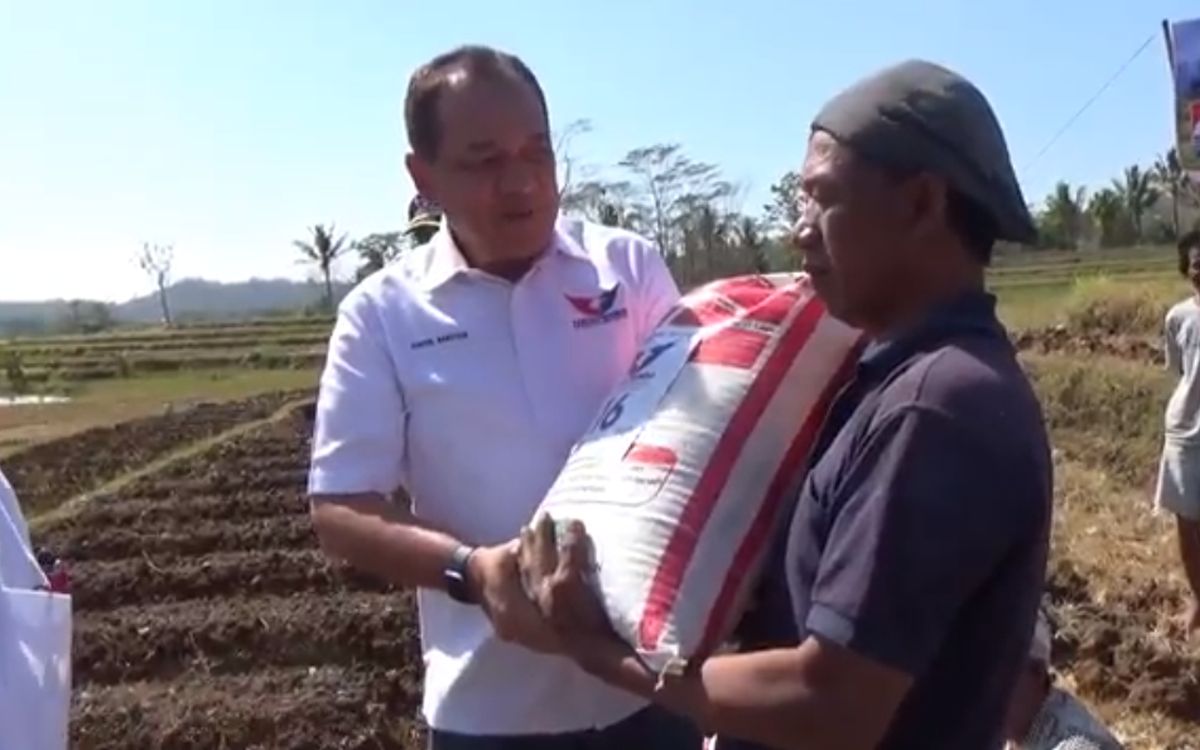 Bantu Petani, Bacaleg Partai Perindo Syafril Nasution Bagikan Pupuk Gratis di Semarang