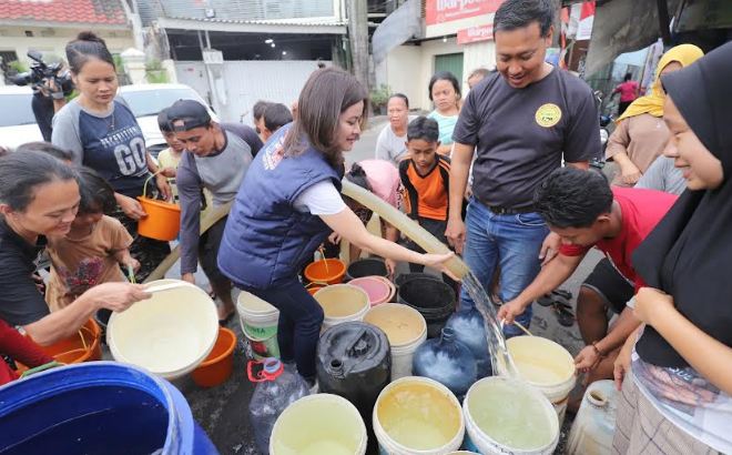 Berbondong-bondong Antre Air Bersih dari Perindo, Warga Kalideres: Sudah 2 Bulan Kami Kesulitan