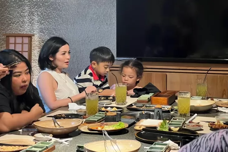 Bisnis hingga Kuatkan Ikatan Ibu dan Anak, Dessy Pertiwi Sinambela Ajarkan Cara Membuat Sushi 