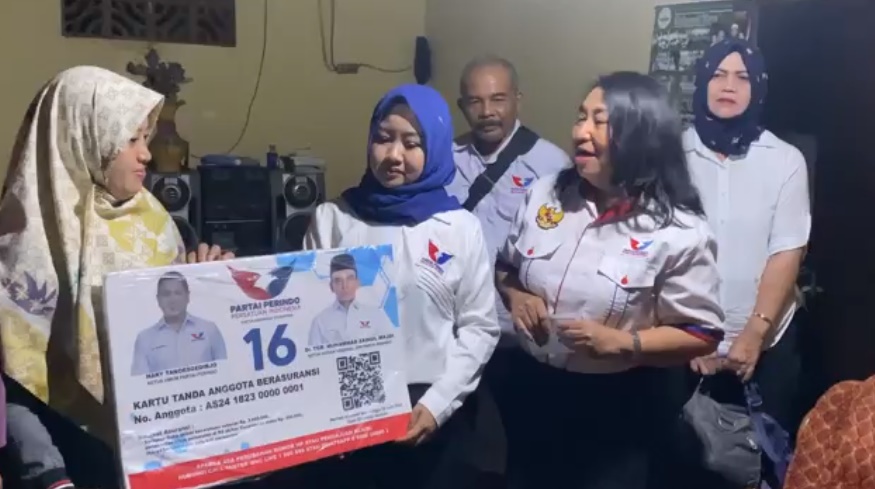 Bacaleg Partai Perindo Serahkan Klaim Asuransi ke Warga Blitar