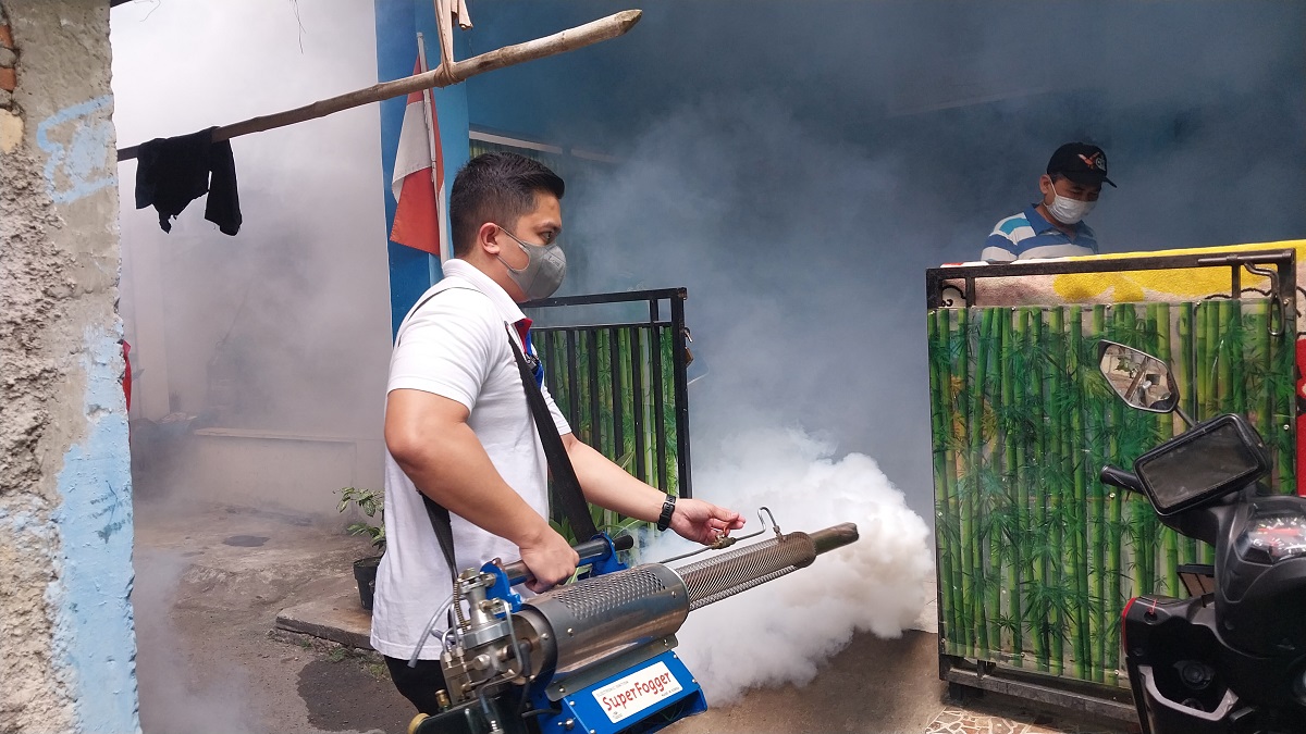 Cegah DBD, Bacaleg Partai Perindo Diska Resha Fogging Lingkungan di Pengadegan Jaksel