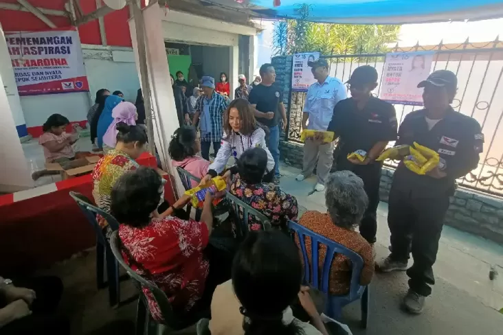Partai Perindo Depok dan Bacaleg Kembali Blusukan Sosialisasikan KTA Berasuransi dan Bagikan Minyak Goreng Gratis 