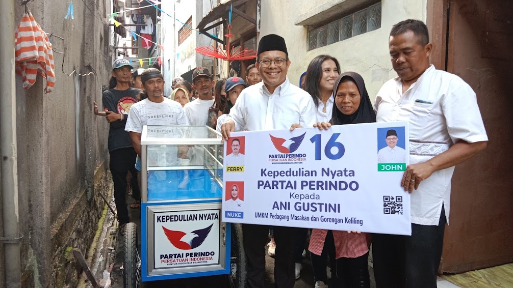Dapat Bantuan Gerobak dari Partai Perindo, Pedagang di Bandung Bahagia dan Terharu