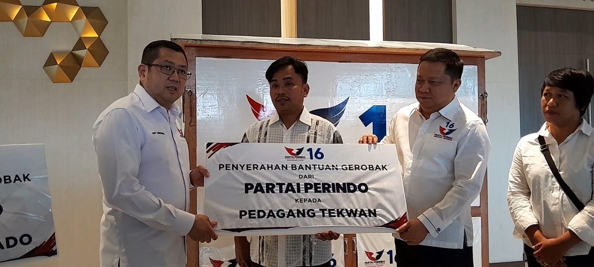 Dapat Gerobak Perindo dari HT, Pedagang Tekwan Ini Makin Semangat Mencari Rezeki   