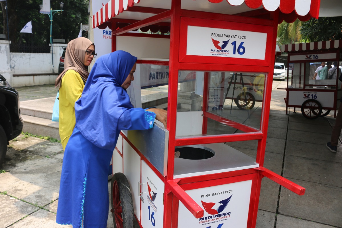 Diberi Gerobak oleh HT, Pedagang Gorengan: Semoga Bermanfaat dan Partai Perindo Makin Dikenal