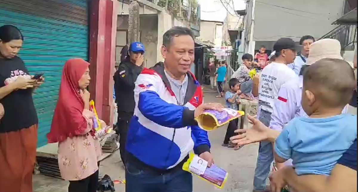 Door to Door, Partai Perindo Depok Bagikan Minyak Goreng dan KTA Berasuransi di Pancoran Mas