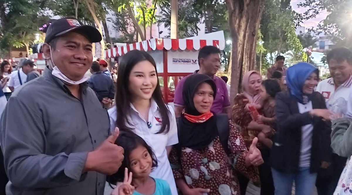 Hadiri Makan Gratis Gerobak Perindo di Surabaya, Angela Tanoesoedibjo Sapa Hangat Warga