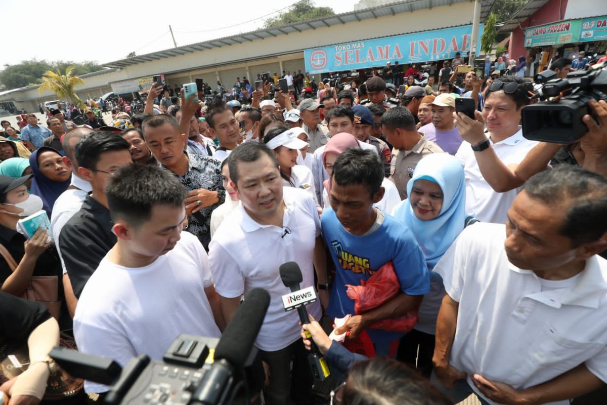 Hary Tanoe Beri Bantuan Modal ke Sarkani Pencari Ikan di Danau Desa Jayanti