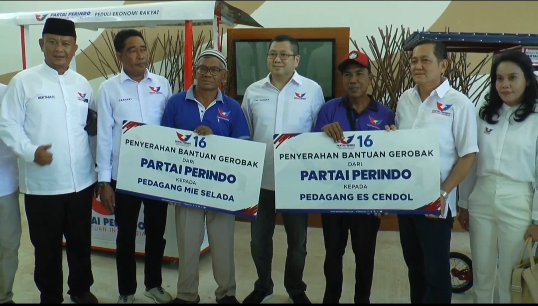 Hary Tanoe Serahkan Bantuan Gerobak Perindo ke Pedagang di Pangkalpinang