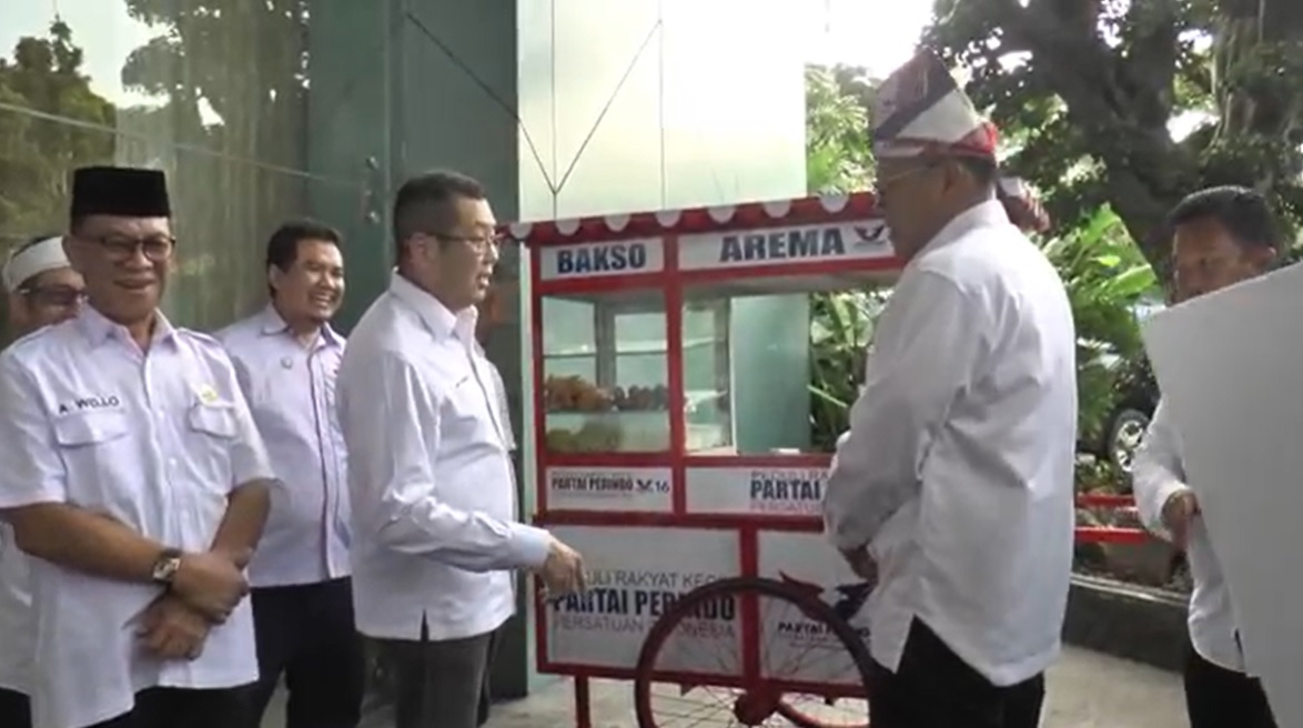 Hary Tanoe Serahkan Gerobak ke Pedagang di Batam, Perindo Tingkatkan Kesejahteraan Rakyat Kecil