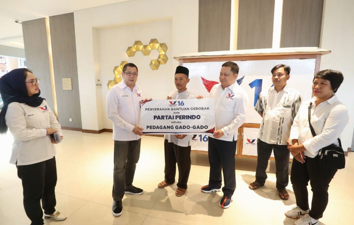 Hary Tanoesoedibjo Serahkan Bantuan Gerobak Perindo di Jambi