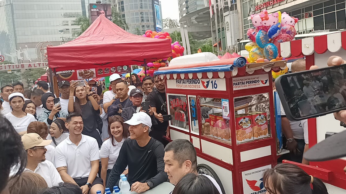 Jalan Pagi di CFD, Ganjar dan Hary Tanoe Makan Bubur di Gerobak Perindo