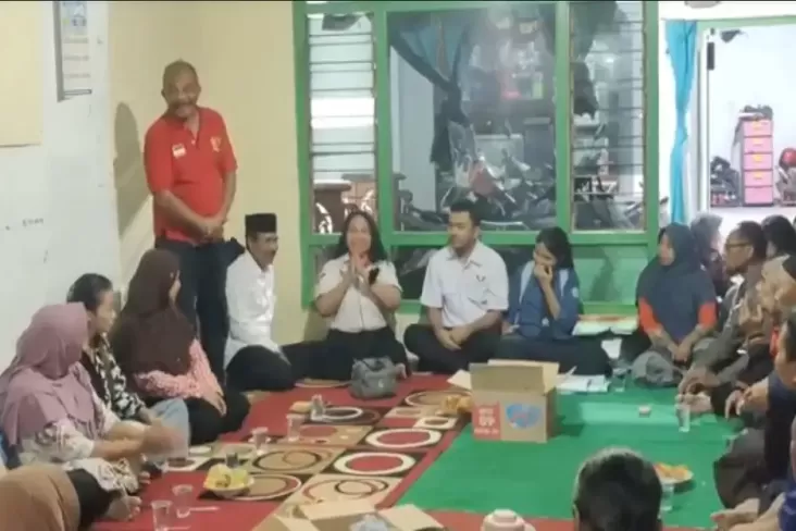 Bacaleg Partai Perindo Jeannie Latumahina Bagikan Ratusan KTA Berasuransi di Kota Kediri