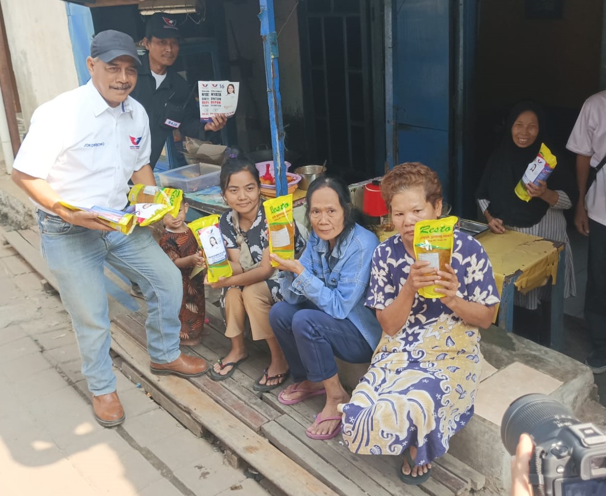Jumat Berkah, Bacaleg dan Baja Perindo Bagikan Minyak Goreng dan Sosialisasi KTA Asuransi ke Warga Depok