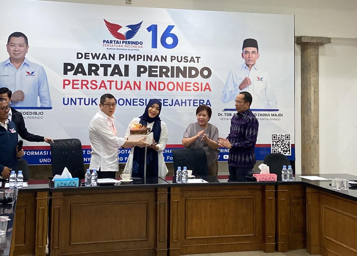 Kejutan Ultah di DPP Partai Perindo, HT: Terus Semangat untuk Indonesia Sejahtera