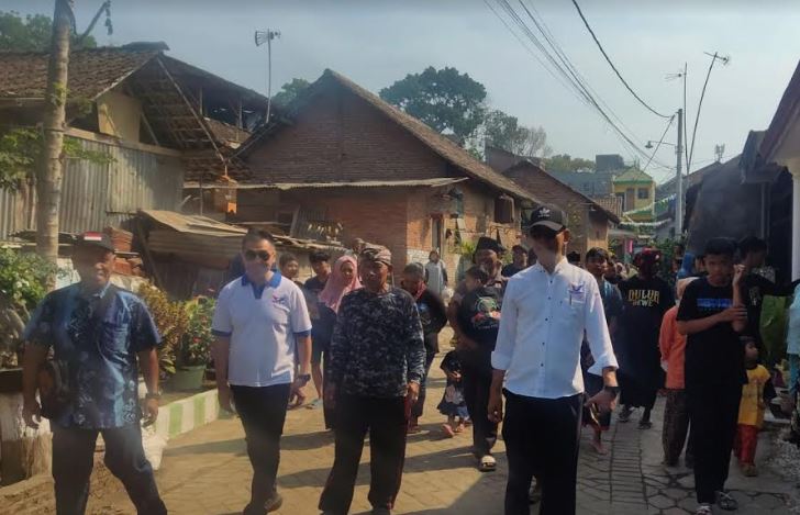 Ketua DPP Partai Perindo Serahkan KTA Berasuransi ke Komunitas Seni Tradisional Bantengan di Malang