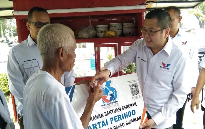Ketum Partai Perindo Hary Tanoesoedibjo Bagikan Gerobak ke Pedagang Kecil di Pekanbaru      