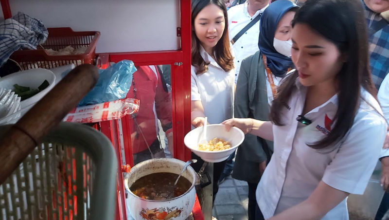 Menengok Keseruan Caleg Partai Perindo Angela Tanoesoedibjo Masak Mi Ayam untuk Warga
