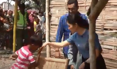 Momen Seorang Anak Salami Angela Tanoesoedibjo saat Tinjau Bedah Rumah di Sidoarjo