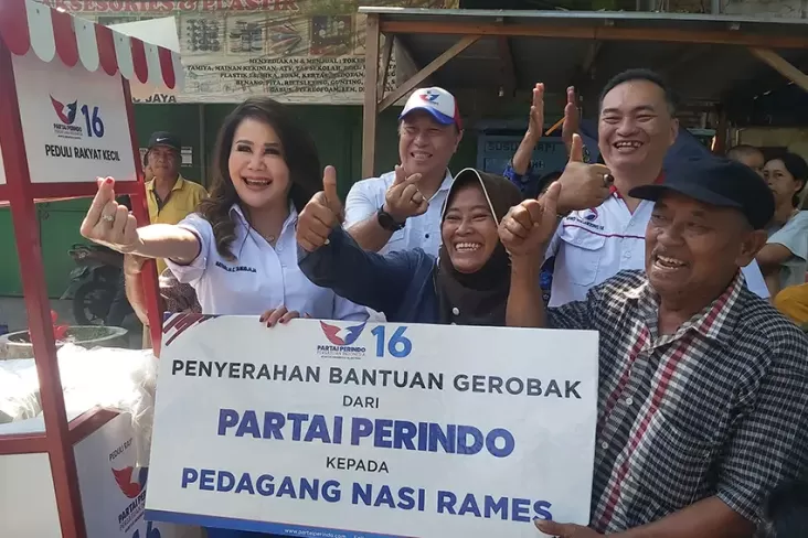 Natalia Tanudjaja Serahkan Bantuan Gerobak untuk Penjual Nasi Rames di Surabaya 