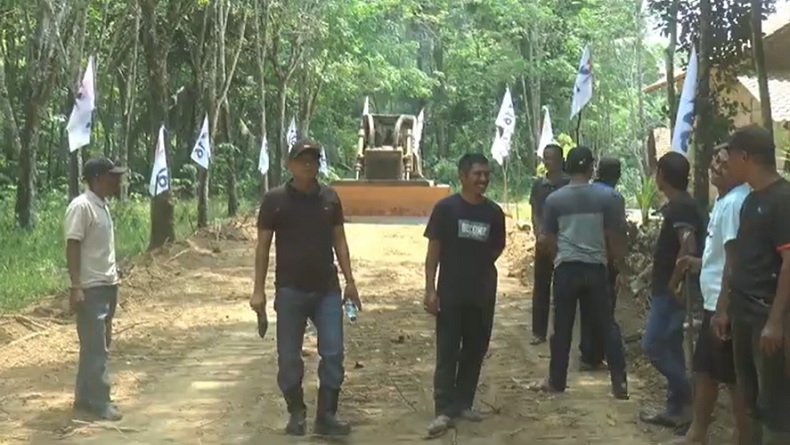 Bacaleg Partai Perindo OKU Buka Akses Jalan untuk Warga Angkut Hasil Bumi 