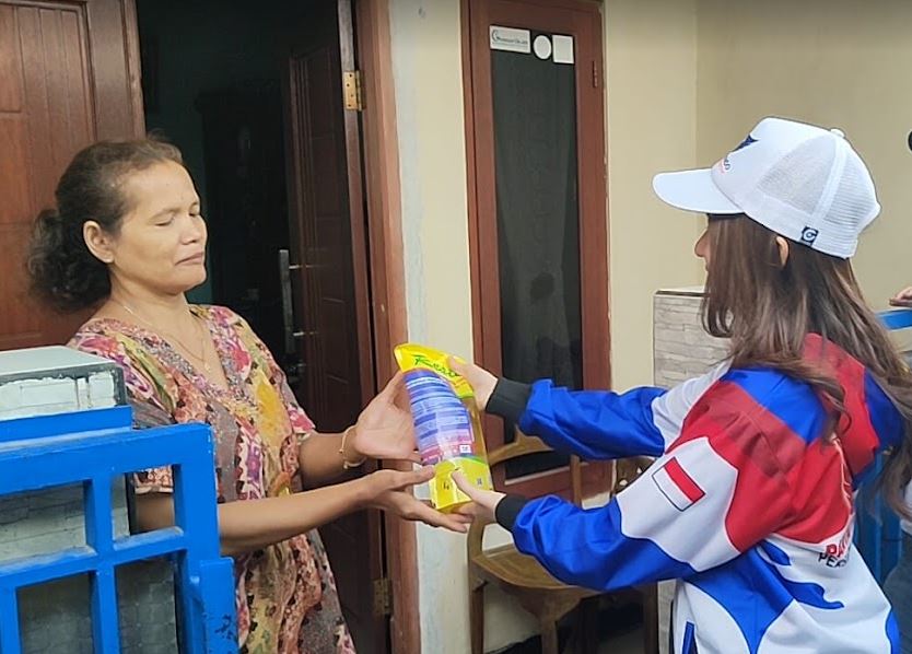 Door to Door, Caleg Partai Perindo Bagikan Minyak Goreng Gratis ke Warga Depok