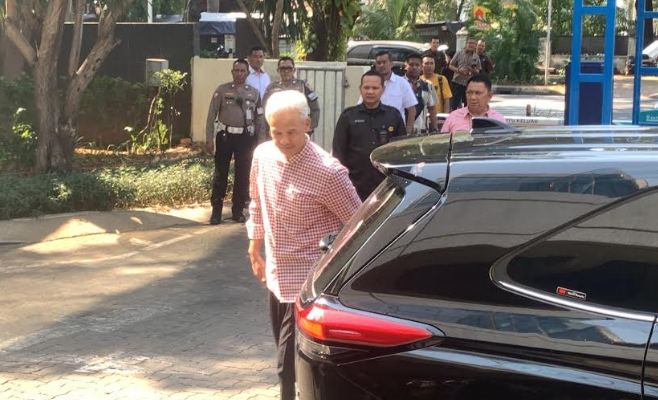 Pakai Baju Motif Kotak-Kotak, Bacapres Ganjar Hadiri Rapat TPN di Kebon Sirih