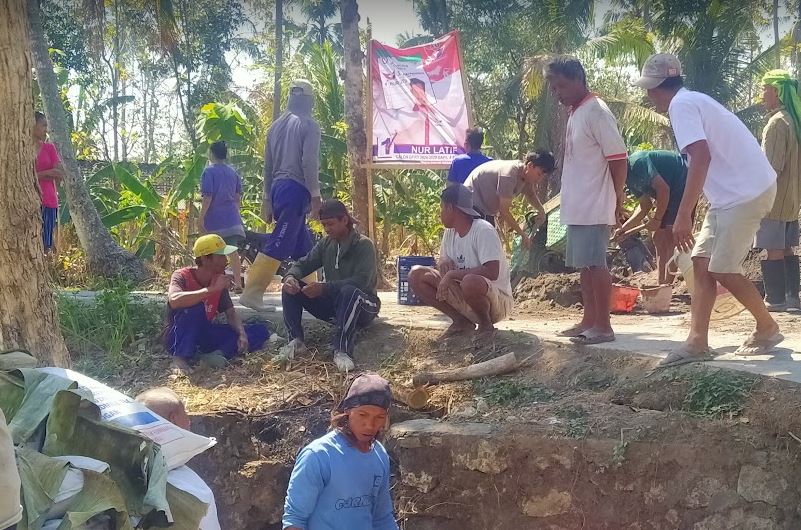Partai Perindo Bersama Warga Desa Karanglangu Grobogan Kerja Bakti Bangun Talut Sungai