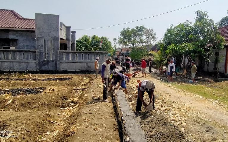 Partai Perindo Bersama Warga Swadaya Buat Talud di Desa Sugihmanik Grobogan