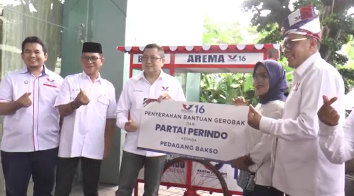 Peduli Rakyat Kecil, Ketum Partai Perindo Hary Tanoesoedibjo Bagikan Gerobak ke Pedagang Bakso di Batam