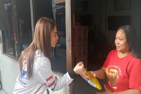 Pemberian KTA Berasuransi Partai Perindo di Depok, Warga: Semoga Bisa Dipakai Terus 