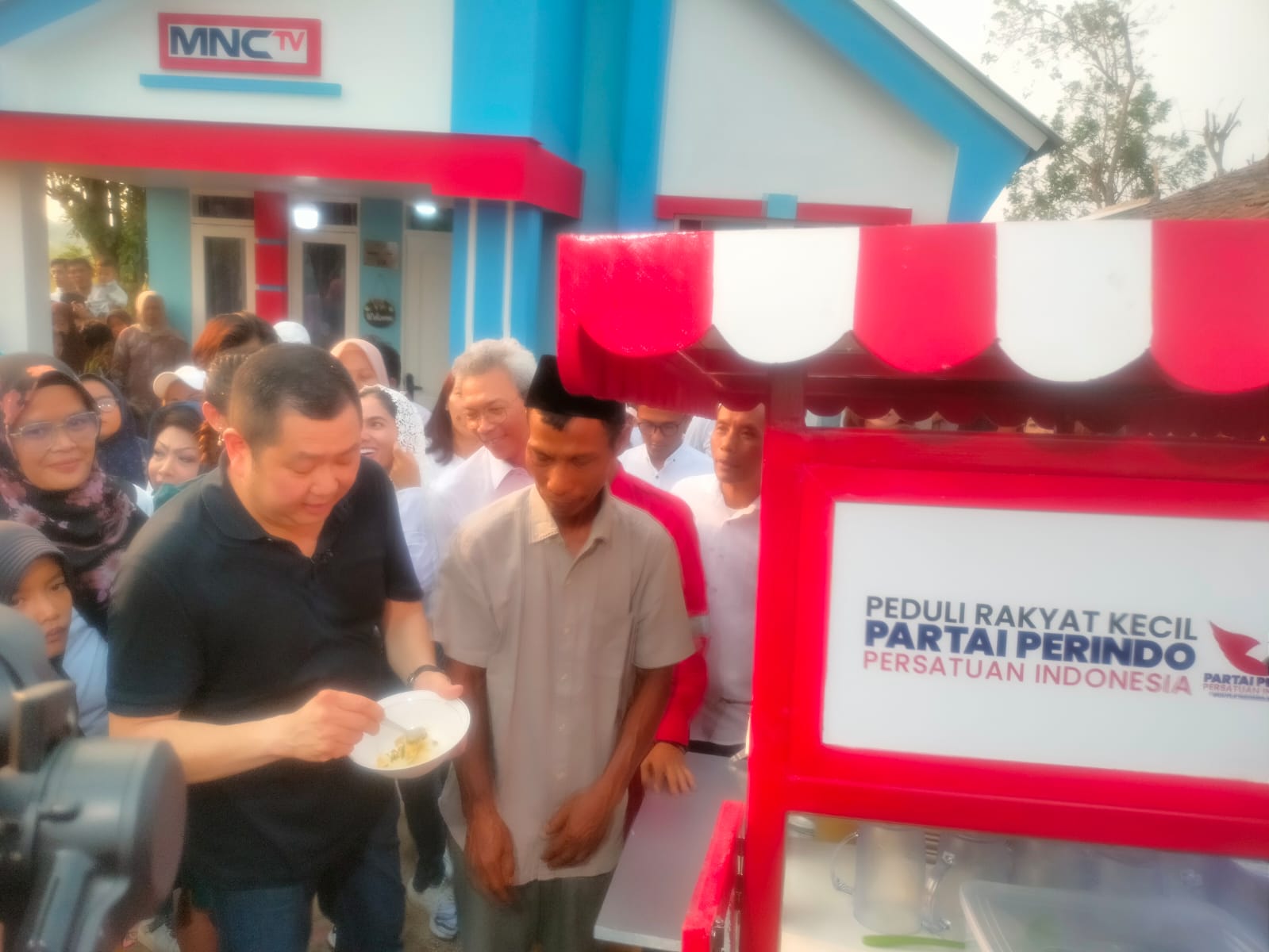 Penerima Progam Bedah Rumah dan Uang Kaget di Tangerang Bahagia, Ucapkan Terima Kasih kepada Hary Tanoesoedibjo