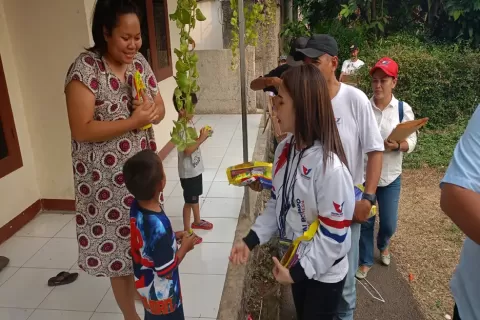 Partai Perindo Bagikan Minyak Goreng di Depok, Bacaleg Rere: Ikhtiar Kami Layani Masyarakat 
