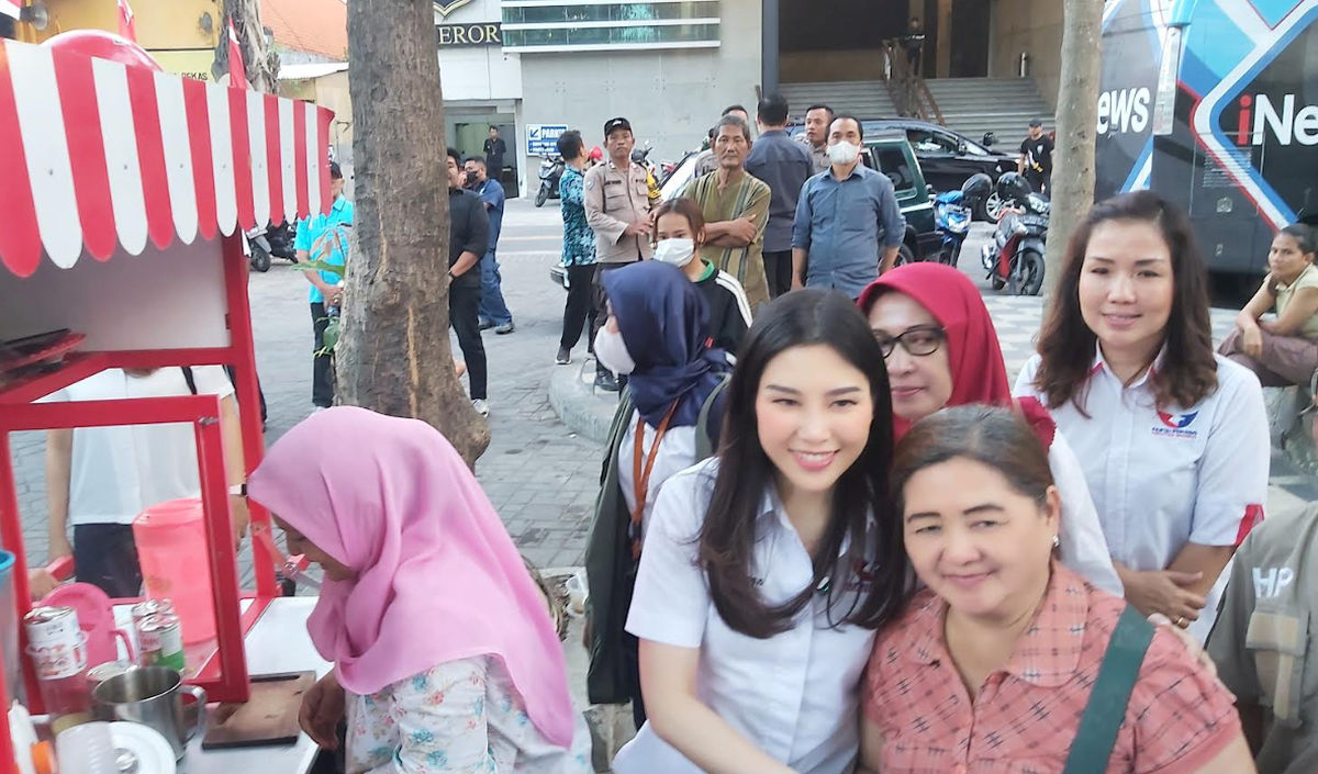 Ratusan Warga Antusias Ikut Makan Gratis Gerobak Perindo Bersama Angela Tanoesoedibjo