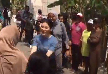 Ratusan Warga Sidoarjo Antusias Sambut Kehadiran Angela Tanoesoedibjo Tinjau Bedah Rumah MNCTV