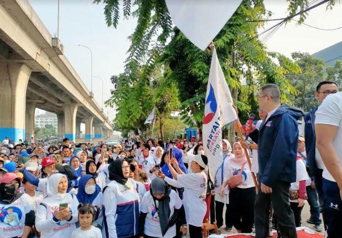 Ratusan Warga Ikuti Jalan Sehat Partai Perindo di Jalan Yos Sudarso