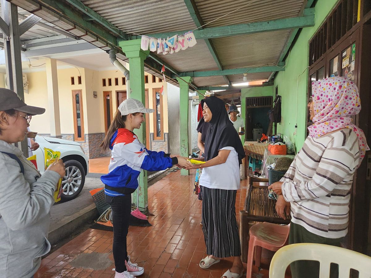 Bacaleg Partai Perindo Depok Rere Tati Terus Blusukan, Bagikan 350 Liter Minyak Goreng