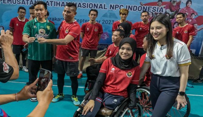 Sambut Wamenparekraf Angela Tanoesoedibjo Tinjau Atlet Para Games 2023 di Solo, Gibran Pakai Jersey Persebaya
