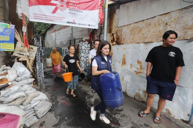 Sebulan Lebih Alami Krisis, Partai Perindo Kirim Bantuan Air Bersih untuk Warga Kalideres